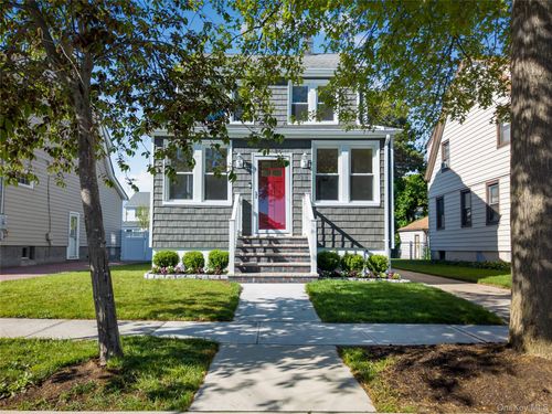 123 E Maple St, Valley Stream, NY, 11580-4620 | Card Image