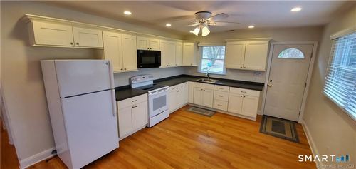 107 Oakridge Rd, Trumbull, CT, 06611-5212 | Card Image