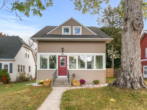 923 N 6th St, Manitowoc, WI, 54220-3342 | Card Image