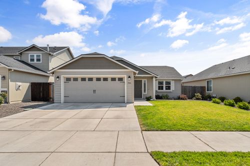 3546 Durst St, Medford, OR, 97504-4222 | Card Image