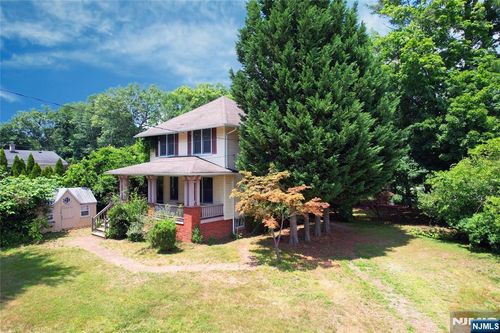 8 Brian Ct, Pequannock, NJ, 07440-1903 | Card Image