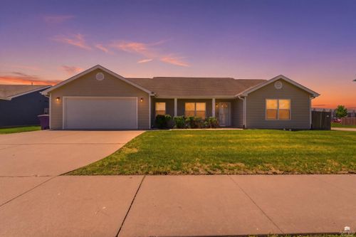 225 Walters Dr, Manhattan, KS, 66502-7112 | Card Image
