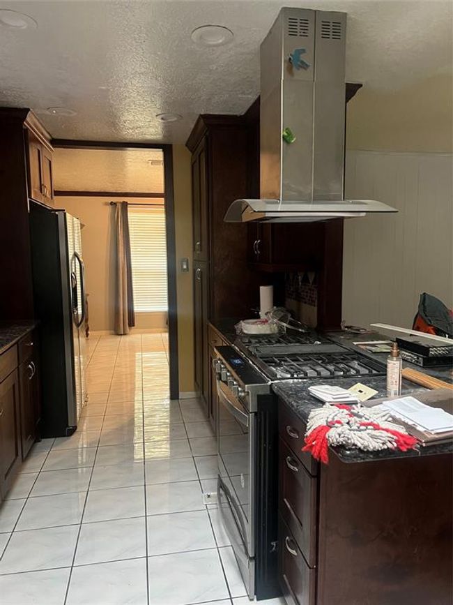 11226 Langdon Ln, House other with 3 bedrooms, 2 bathrooms and 2 parking in Houston TX | Image 4