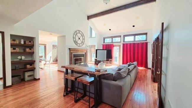 5511 Living room 2 | Image 8