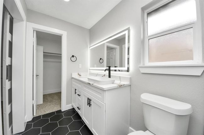 Large walk-in closet | Image 15