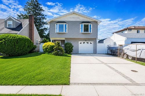 233 E Alhambra Ave, Lindenhurst, NY, 11757-6505 | Card Image