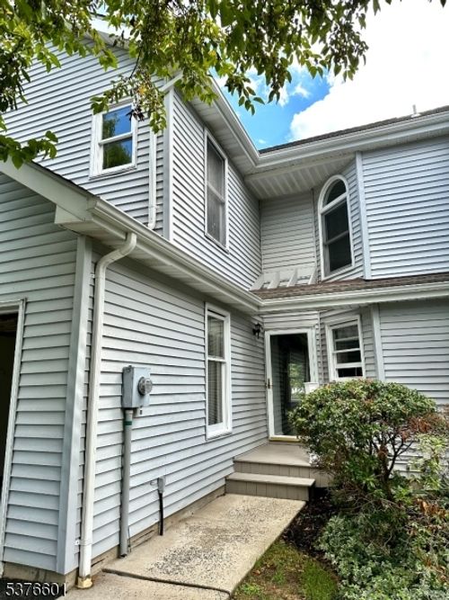 18 Arthurs Ct, Berkeley Heights, NJ, 07922-1366 | Card Image