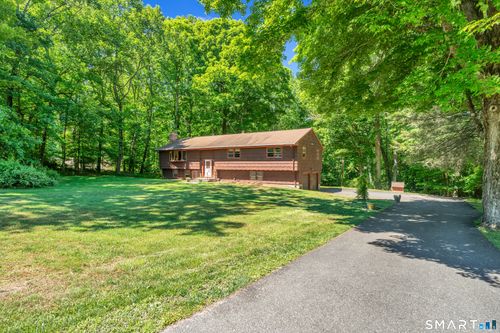 122 Fresh Meadow Dr, Trumbull, CT, 06611-1111 | Card Image