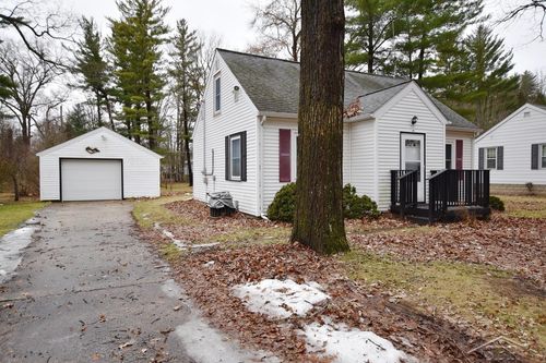 497 W Tittabawassee Rd, Sanford, MI, 48657-9703 | Card Image