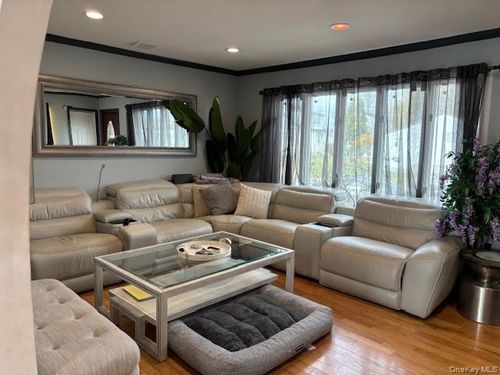 461 1st Ave, Lindenhurst, NY, 11757-5502 | Card Image