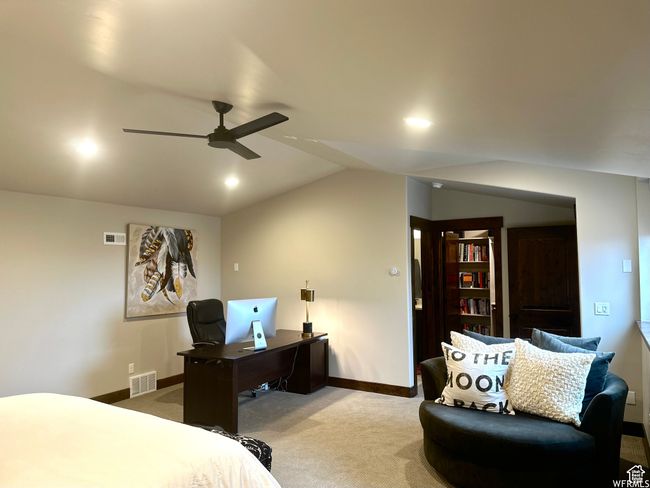 Upper loft has en-suite bathroom & walk-in closet | Image 23