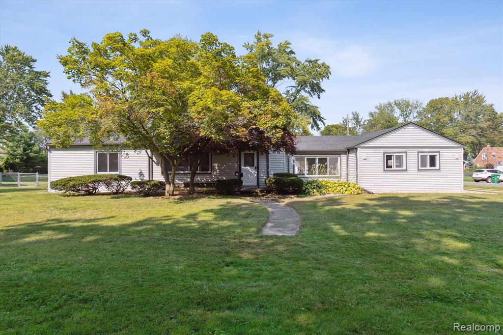 Rosslyn Ave, Garden City, MI 48135