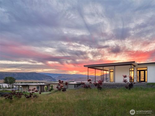 9016 Tendril Ln Nw, Quincy, WA, 98848-8509 | Card Image