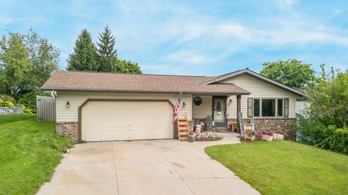 3218 Windsor Pl, West Bend, WI, 53090-8432 | Card Image