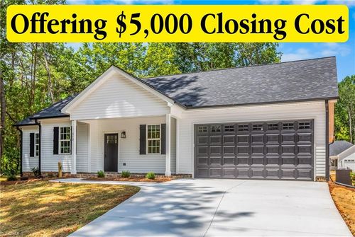512 Carolina Ave, Yadkinville, NC, 27055-8207 | Card Image