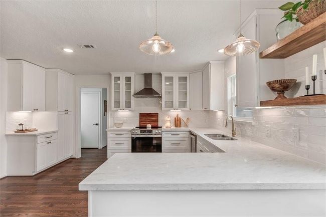 Beautiful open concept kitchen, great for hosting! | Image 18