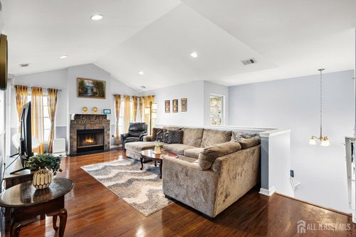 123 Chariot Ct, Piscataway, NJ, 08854-6668 | Card Image