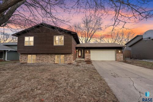 932 S Kennedy Ave, Sioux Falls, SD, 57103-3037 | Card Image