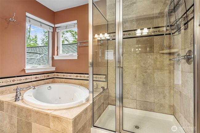Jetted soaker tub and step-in shower. Take your pick! | Image 20