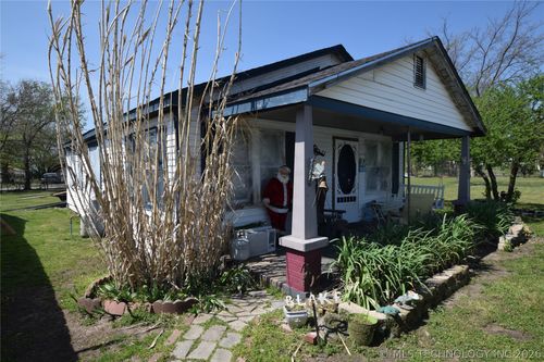 1 W Pine St, Stilwell, OK, 74960 | Card Image