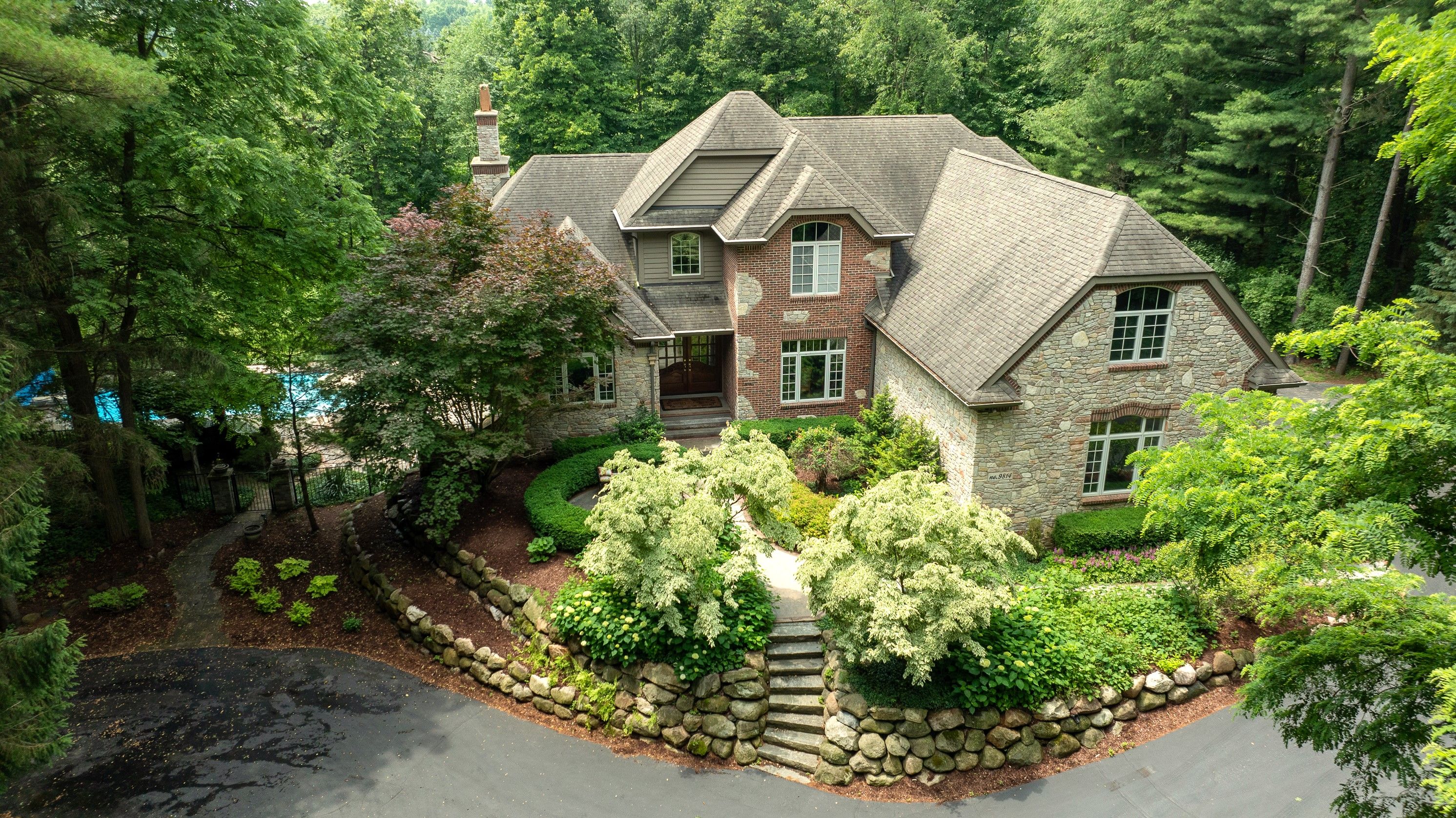 Cross Creek Dr, South Lyon, MI 48178