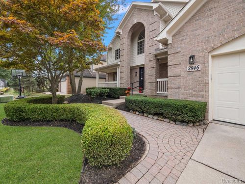 2946 Greenlawn Ave, Commerce Township, MI, 48382-3576 | Card Image