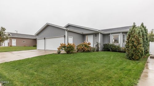 5125 Hitchcock Dr, Bismarck, ND, 58503-5867 | Card Image