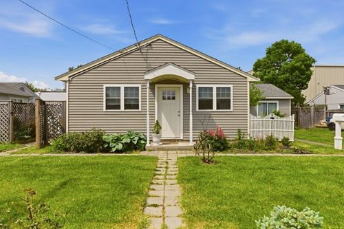 a-6 Woolsey Rd, Middletown, RI, 02842-6324 | Card Image