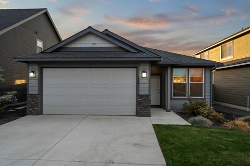 489 Nw 29th St, Redmond, OR, 97756-7320 | Card Image