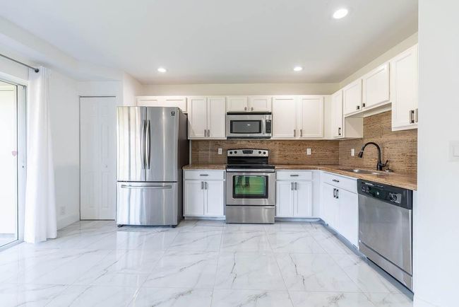 6408 Sandy Bank Ter, Condo with 3 bedrooms, 3 bathrooms and null parking in Riviera Beach FL | Image 5