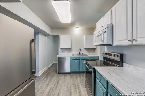 122 Karm St, Castroville, TX, 78009-5200 | Card Image