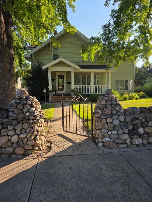 105 4th St W, Canby, MN, 56220-1208 | Card Image