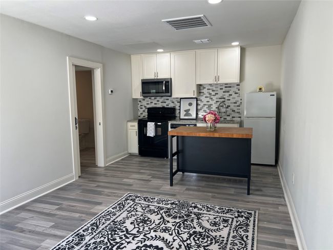 View of living room, kitchen and breakfast in the guest house | Image 37