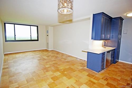 apt-22p-26910 Grand Central Pkwy, Floral Park, NY, 11005-1036 | Card Image