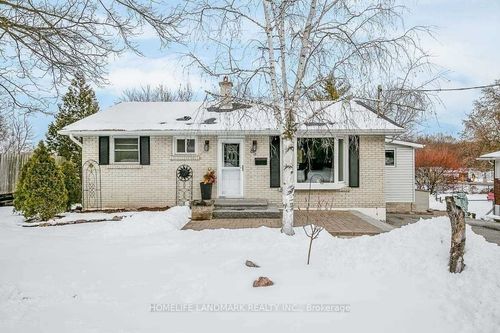 lower-85 Franklin St, Newmarket, ON, L3Y4A5 | Card Image