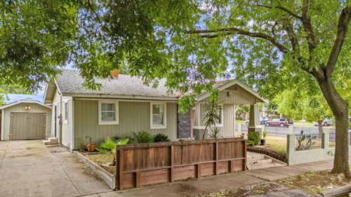 221 Alturas Ave, Modesto, CA, 95351-3209 | Card Image
