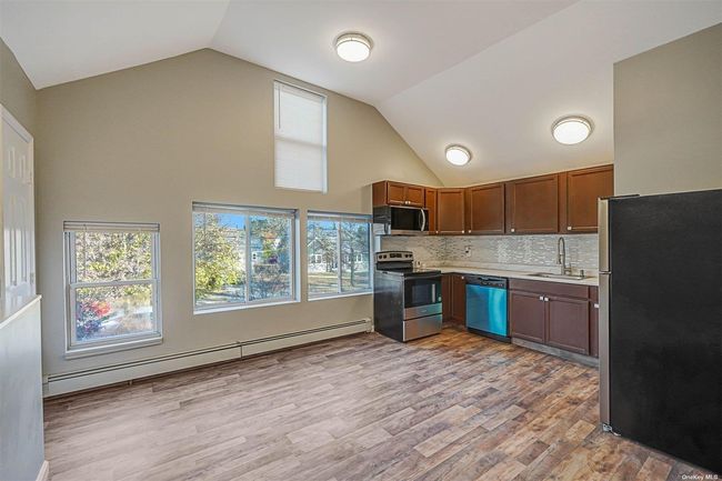 2 - 158 Oldfield Ave, Condo with 3 bedrooms, 2 bathrooms and null parking in Amityville NY | Image 5