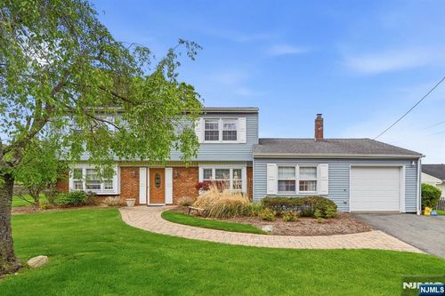 30 Whittier Ln, Oakland, NJ, 07436-3323 | Card Image