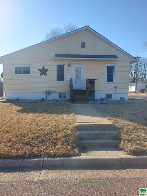 1717 College St, Yankton, SD, 57078-2215 | Card Image