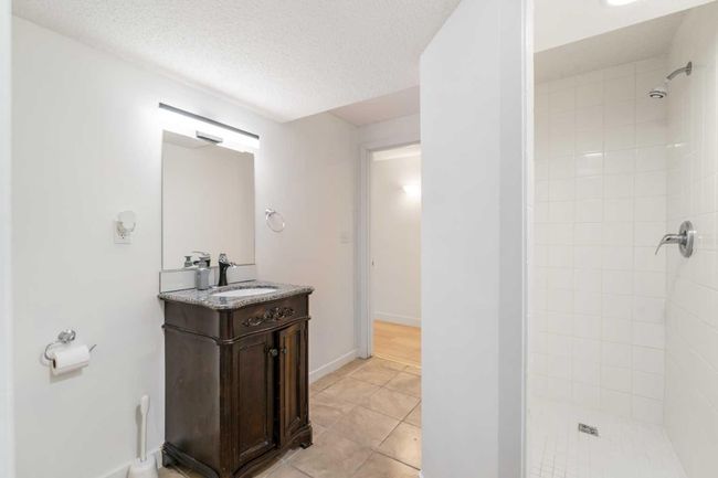 919 Shawnee Dr Sw, House other with 5 bedrooms, 4 bathrooms and 4 parking in Calgary AB | Image 39