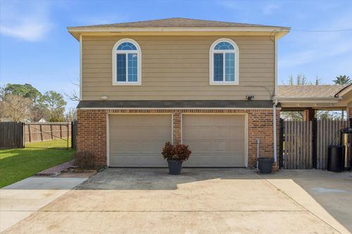 8902 1/2 Courtney Dr, Highlands, TX, 77562-3202 | Card Image