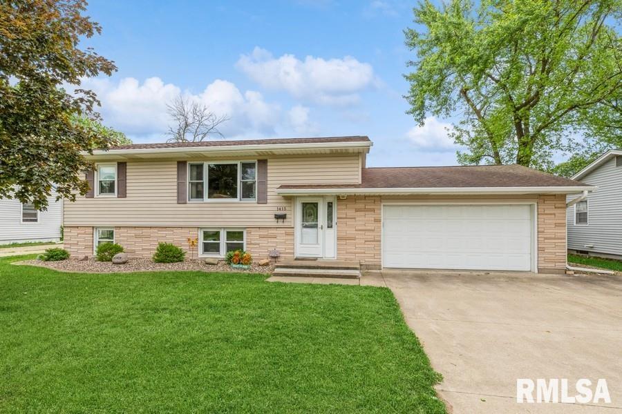 4th St, Camanche, IA 52730