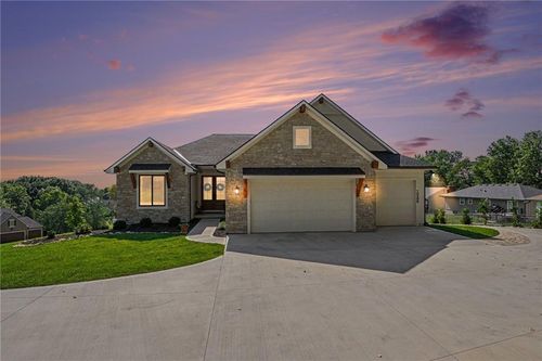 10200 River Hills Dr, Parkville, MO, 64152-3361 | Card Image