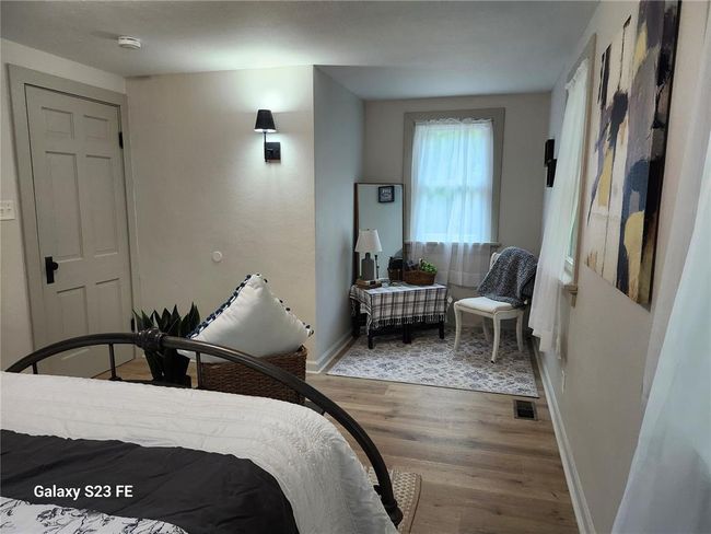 Primary Bedroom sitting area | Image 9