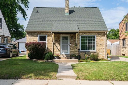 2902 E Allerton Avenue, Saint Francis, WI, 53235 | Card Image