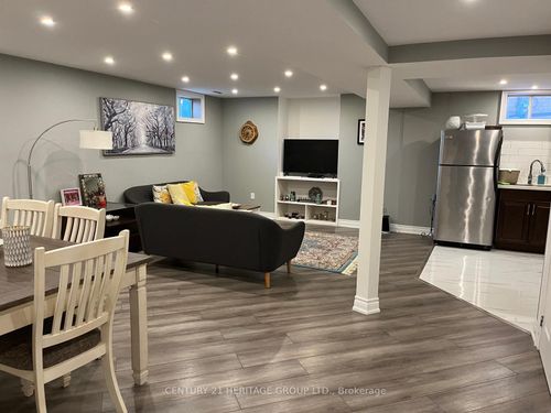 7 Creekview Ave, Richmond Hill, ON, L4C9X1 | Card Image