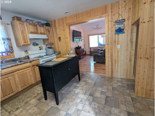 127 S Mike Rd, Wamic, OR, 97063-8704 | Card Image