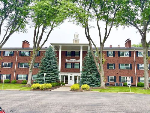 2885 Pease Dr, Rocky River, OH, 44116-3231 | Card Image