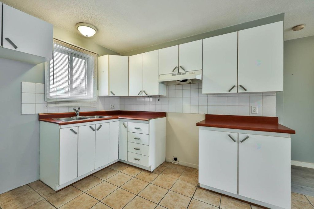Residential Lease in Val-des-Bois 3