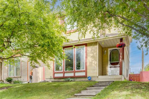955 Erin Woods Dr Se, Calgary, AB, T2B2W4 | Card Image